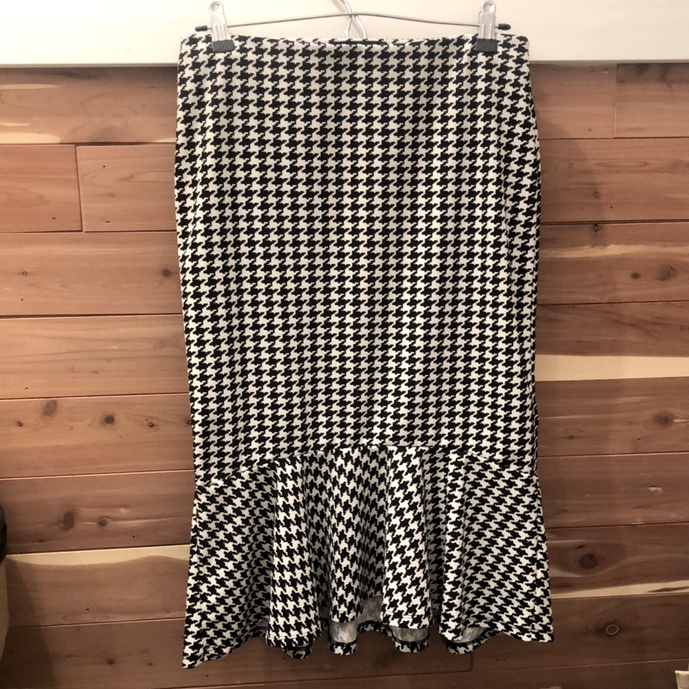Sabrinas Black and white patterned pencil skirt.
